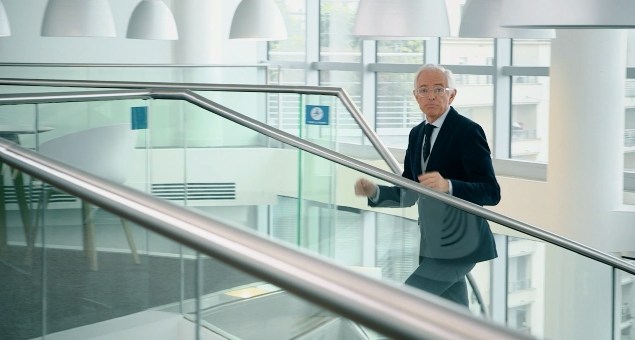 homme monte les escaliers