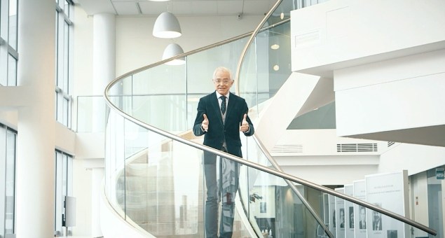 homme aux escaliers