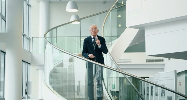 homme aux escaliers