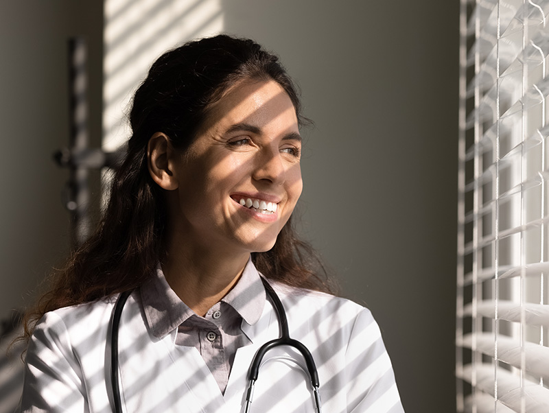 Médecin souriante regardant l’horizon