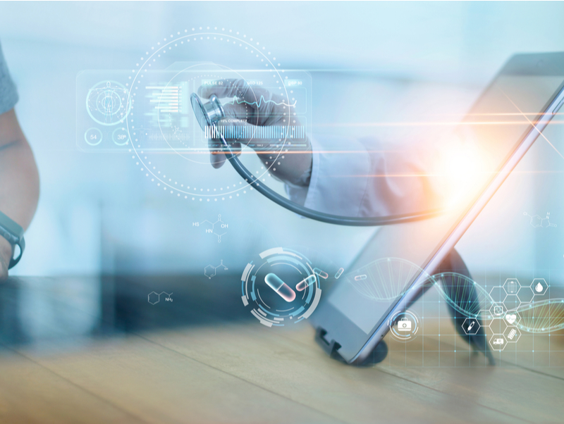 main avec stetoscope sortant d'une tablette numérique