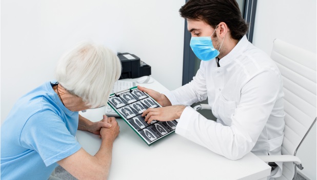 Soignant expliquant la maladie HTP-TEC à son patient