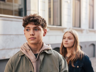 Jeune adolescent et jeune adolescente