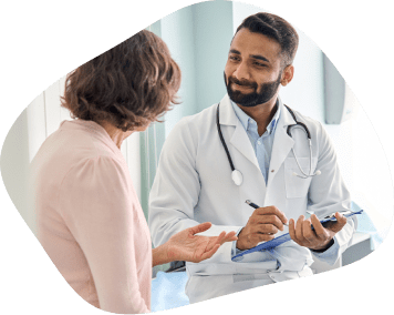 Médecin écoutant une patiente