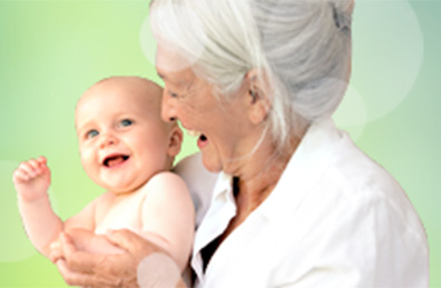 Femme âgée portant un bébé