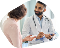 Médecin écoutant une patiente