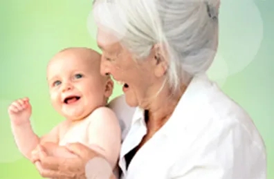 Femme âgée portant un bébé